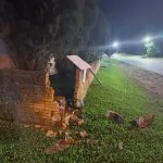 MOTOCICLETAS DESTROEM MURO EM LAURO MÜLLER/SC E FOGEM DO LOCAL.