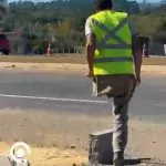VÍDEO! “Enquanto muitos reclamam da vida, ele enfrenta uma obra inteira com apenas uma perna.”