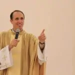 VÍDEO! VAMOS REZAR PELOS VADIOS E PREGUIÇOSOS! “Dispara Padre Vander, durante missa em Içara/SC.”