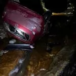 VEÍCULO CAI EM RIO APÓS SAÍDA DE PISTA EM LAURO MÜLLER/SC E MOBILIZA BOMBEIROS DURANTE BUSCAS POR POSSÍVEL VÍTIMA.