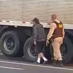VÍDEO QUE CHOCOU O BRASIL! Caminhoneiro agredido com chute por policial surpreende ao anunciar perdão ao agente.
