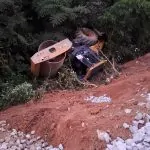ROLO COMPACTADOR SE ENVOLVE EM ACIDENTE DURANTE OBRA DO ESTRADA BOA RURAL EM URUSSANGA/SC.