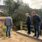 URGENTE! Município de Lauro Muller/SC inicia recuperação da cabeceira da ponte de Rio Amaral Gruta.