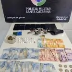 VÍDEO! Em Orleans/SC casal é preso com cocaína, maconha, arma de fogo e dinheiro no Centro de Orleans.”