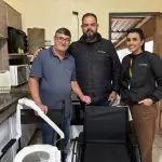 EM AÇÃO SOCIAL, COORSEL ENTREGA CADEIRA DE RODAS A MORADORA DE TUBARÃO/SC.