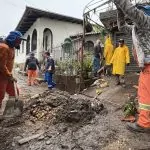 PREFEITURA DE CRICIÚMA REALIZA INTERVENÇÃO EM CASA COM GRANDE ACÚMULO DE RESÍDUOS NA REGIÃO CENTRAL.