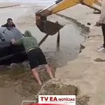 VÍDEO! Carro é retirado da praia em Balneário Rincão/SC.
