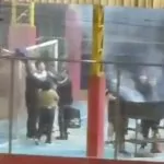 VÍDEO CENA INUSITADA EM ORLEANS/SC! “Churrasco na quadra coberta vira atração na Cohab Velha.”