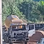 CAMINHÃO PEGA FOGO EM GALPÃO DA CONCRETAR EM ORLEANS/SC.