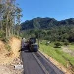 CONCLUSÃO DO ASFALTO MARCA NOVA ETAPA DA TRANSFORMAÇÃO DE RIO BONITO ALTO EM LAURO MULLER/SC.