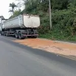 VAZAMENTO DE ÓLEO EM RODOVIA MOBILIZA CORPO DE BOMBEIROS E PRF EM LAURO MÜLLER/SC.