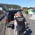 EM ORLEANS/SC POLÍCIA CIVIL PRENDE INVESTIGADO POR ESTUPRO DE VULNERÁVEL E OUTROS CRIMES.