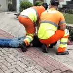 VÍDEO! Homem é contido por populares após fugir de imóvel em Criciúma/SC; Polícia Civil vai investigar tentativa de furto e agressões sofridas pelo suspeito.