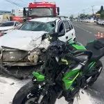 Colisão entre carro e moto deixa motociclista ferido na SC-445, em Içara/SC.